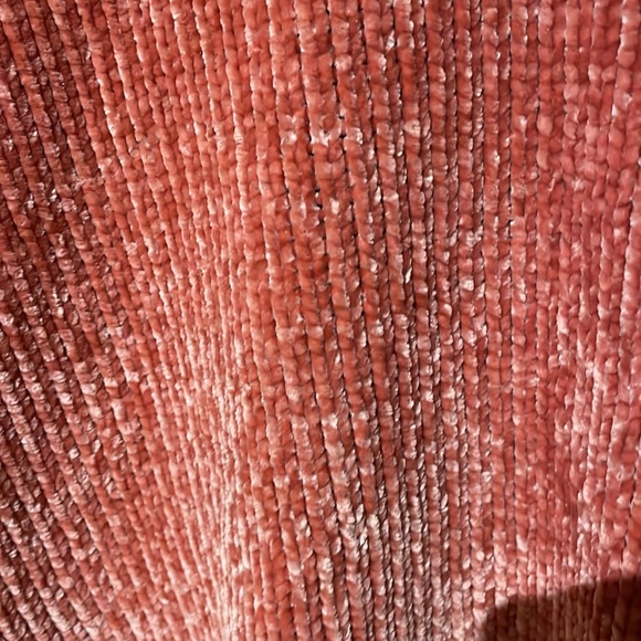 Super soft. Boxy fit. 23” length, v neck, 20” sleeve, 28” pit to pit - Picture 4 of 6